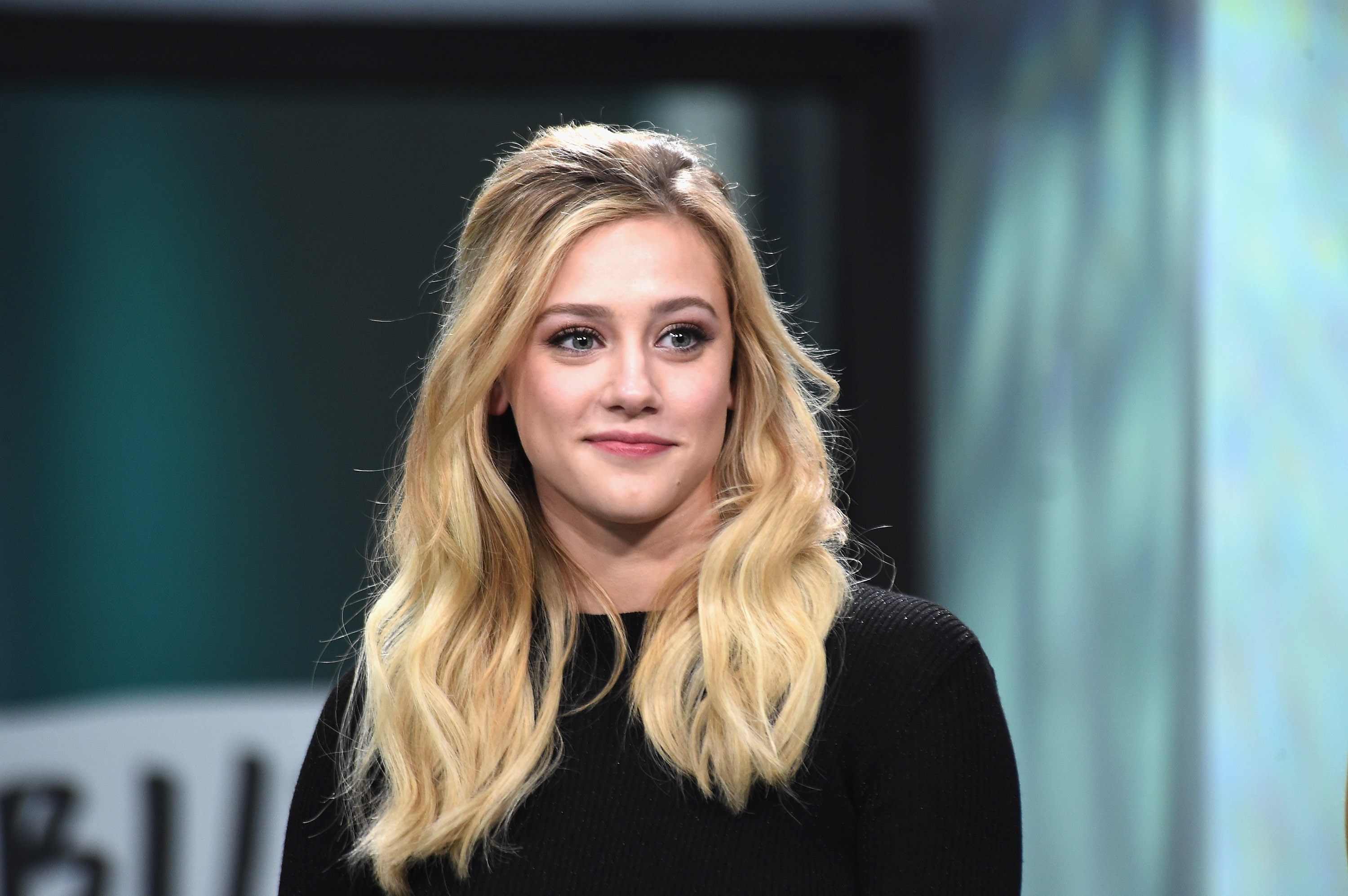 Lili Reinhart lança livro