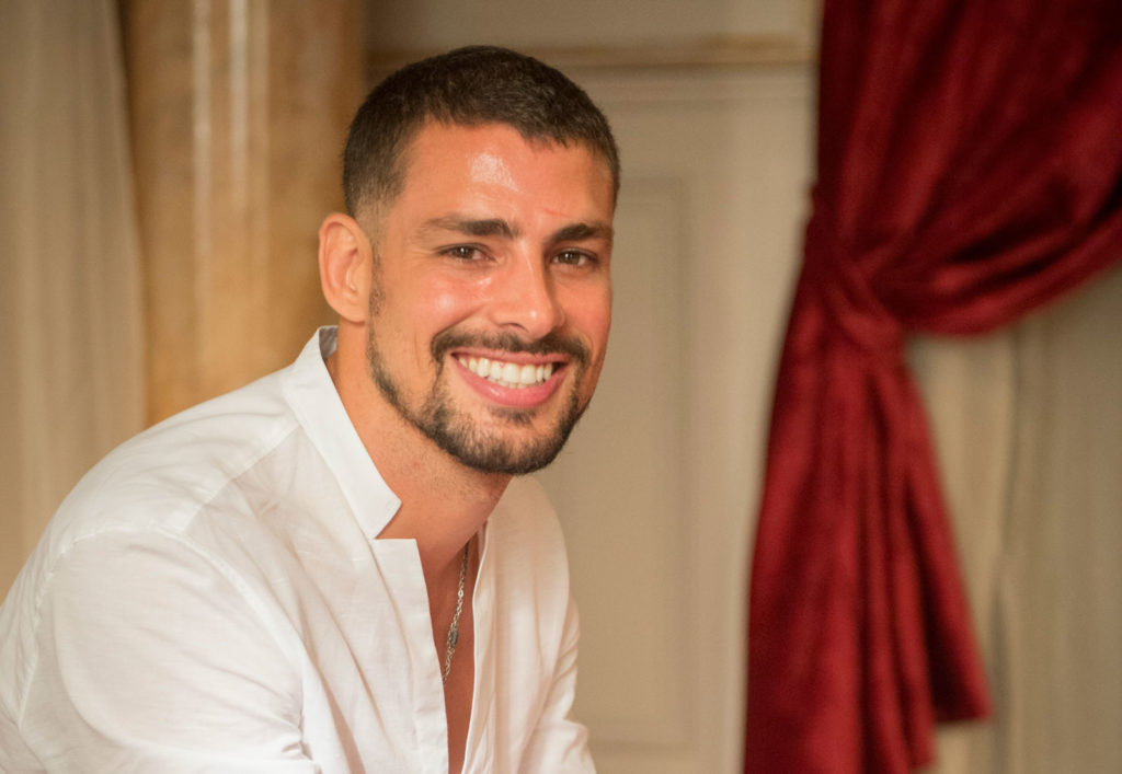 Cauã Reymond fala de experiência como produtor de cinema e da flexibilização da quarentena