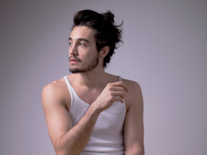 Tiago Iorc voltou! Cantor lança álbum após mais de um ano sumido