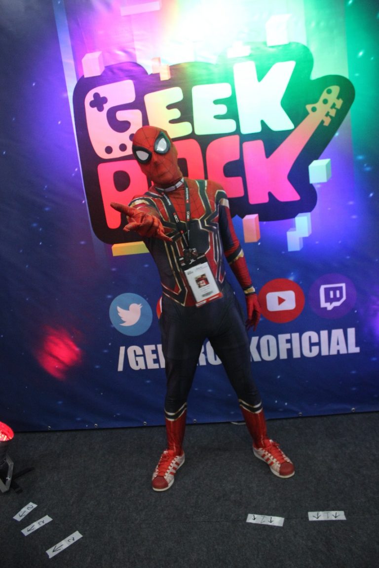 https://www.instagram.com/geekrockoficial/