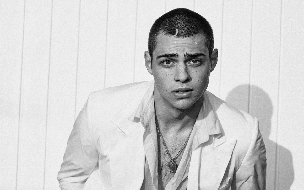 Noah Centineo divulga número para conversar com fãs em quarentena
