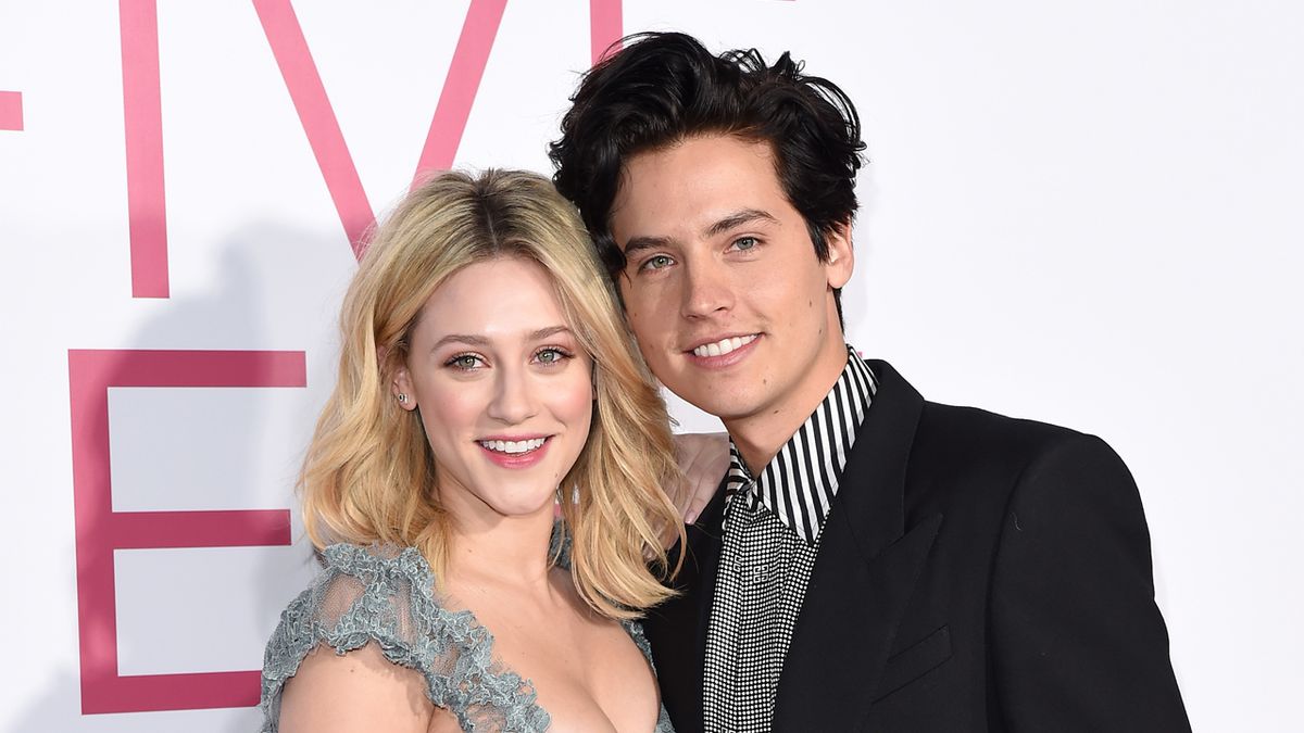 Lili Reinhart e Cole Sprouse terminam namoro
