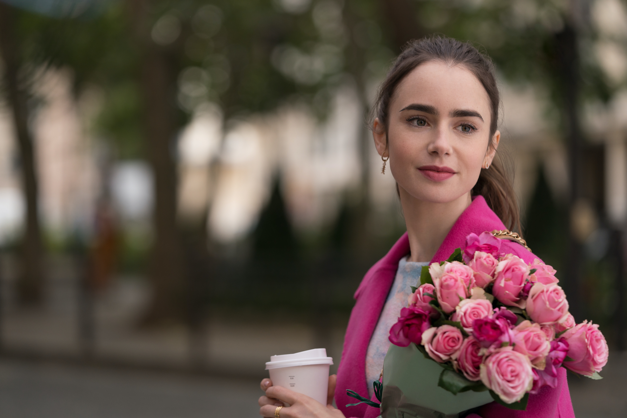EMILY IN PARIS (L to R) LILY COLLINS as EMILY in episode 104 of EMILY IN PARIS