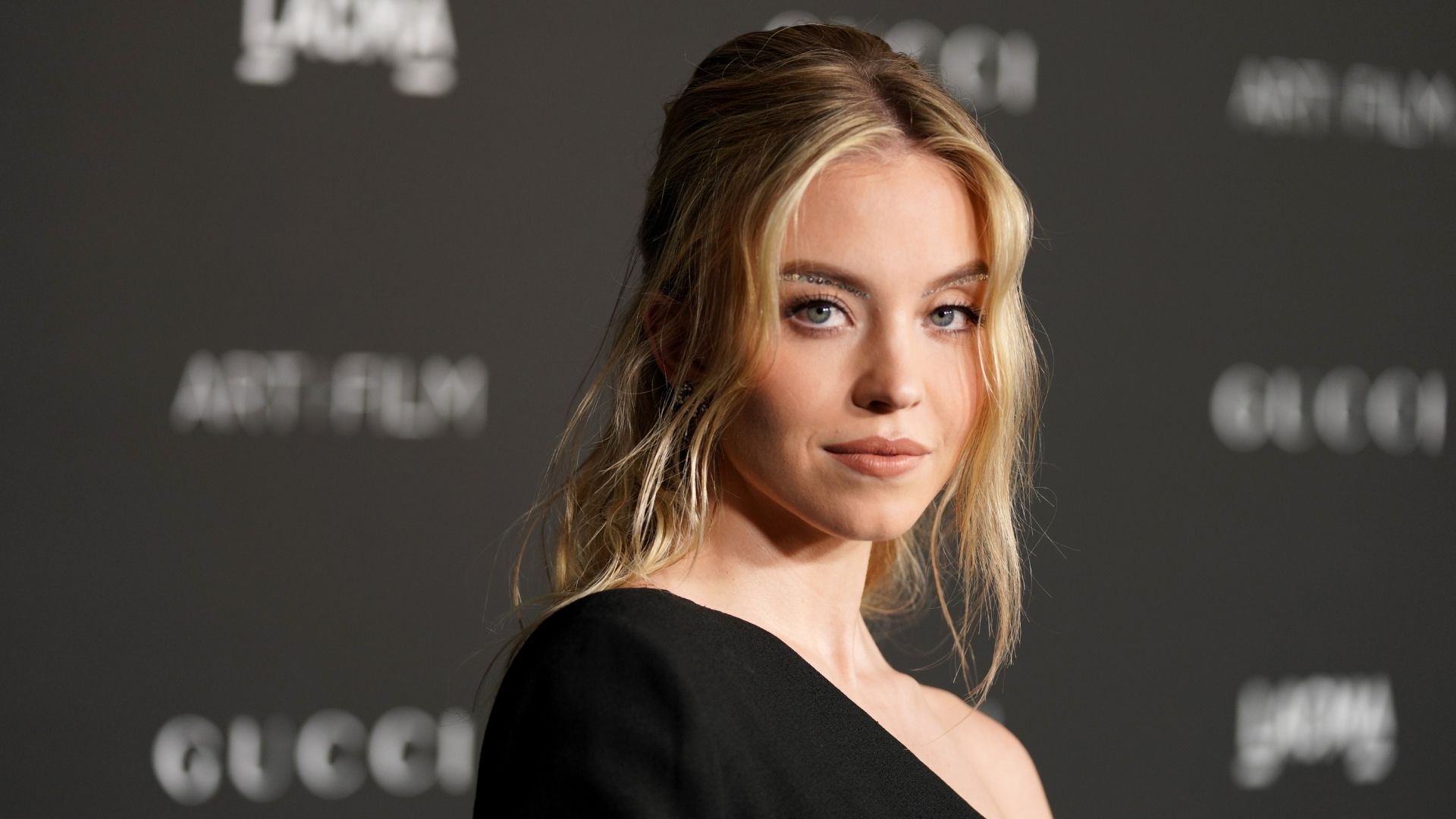 Sydney Sweeney e Michael Bay estão produzindo adaptação do videogame 'OutRun'
